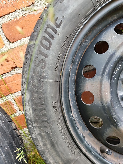 Toyota Auriksen vanteet, renkaat ja pölykapselit