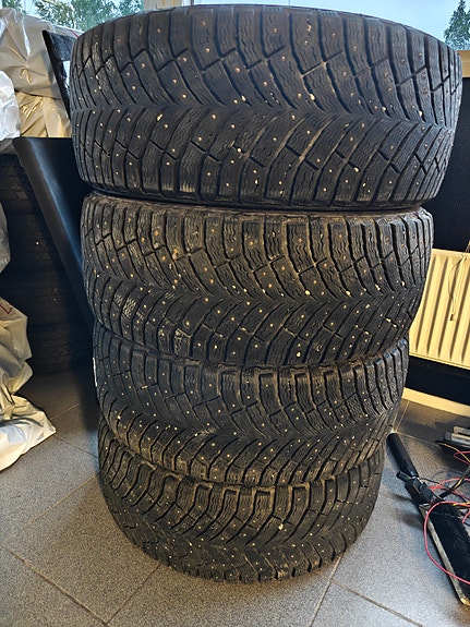 245/45/19 Michelin X-Ice North 4 nastarenkaat
