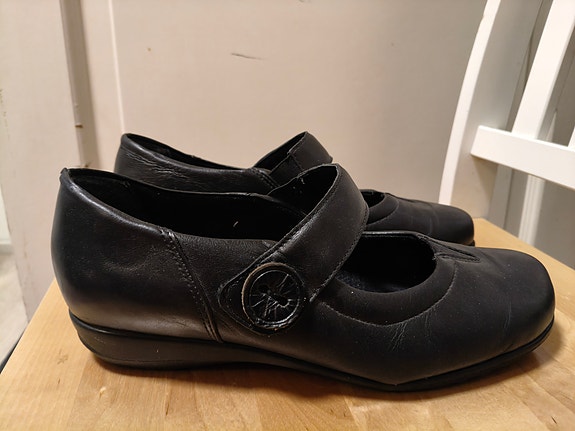 Pomar mustat ballerinat joustoremmillä koko 41