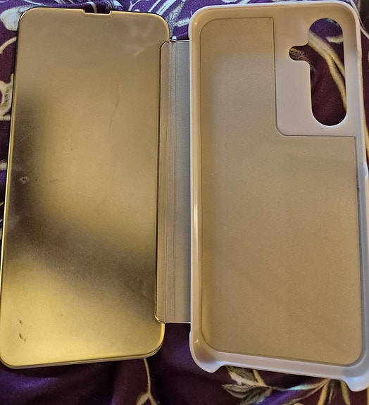 Samsung Galaxy S24 FE suojakotelo läppäkansi kultainen
