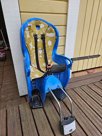 Polkupyörän lastenistuin runkokiinnityksellä