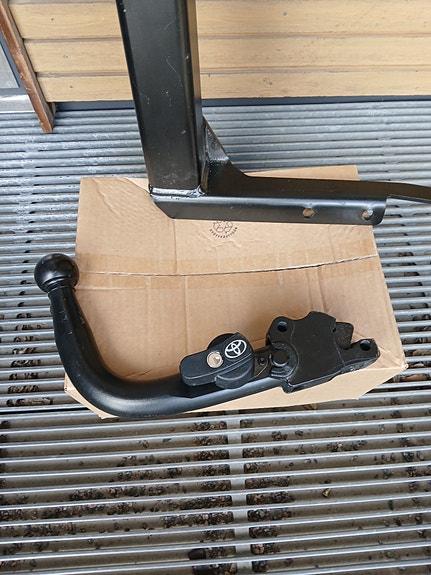 Toyota alkuperäisvaraosa uusi vetokuula vetokoukku Toyota Avensis T25