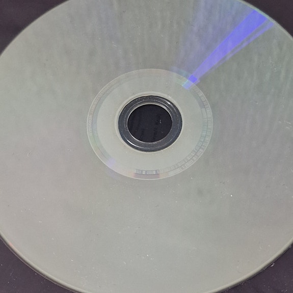 Ostan kannettavan cd-soittimen, ns. taskumalli