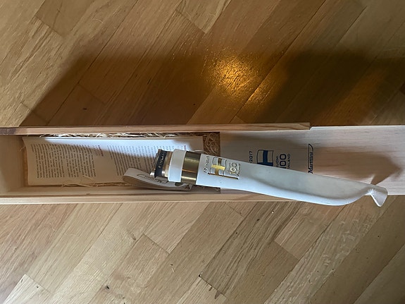 Marttiini Suomi 100 puukko lahjapakkauksessa