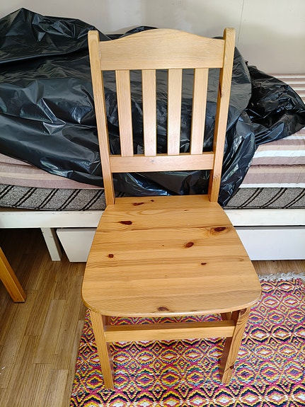 Annetaan pöytä ja 3 tuolia