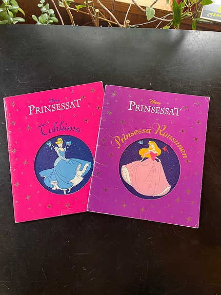 Tuhkimo ja lumikki prinsessa kirjat