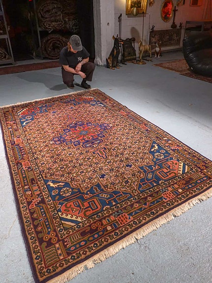 Luonteikkaan tumma aito itämainen matto – 253 x 165 cm