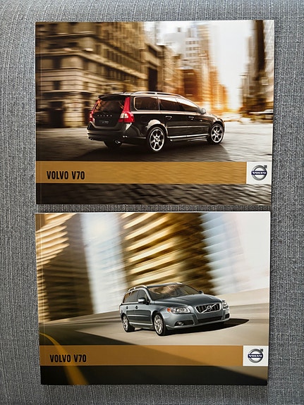 2 x Volvo V70 esitteitä, yhteishintaan, lukemattomia
