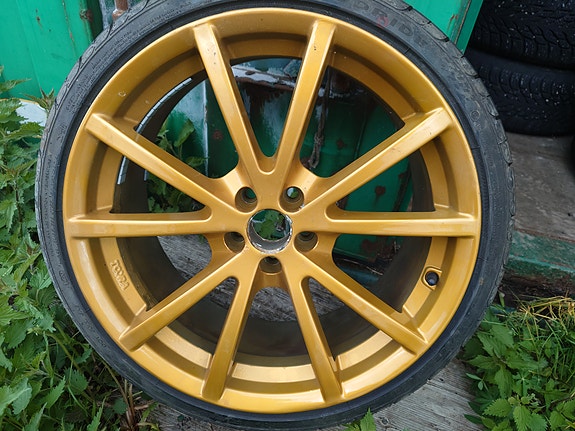 Toora 19" 5x100 vanteet ja ajamattomat 225/35 renkaat
