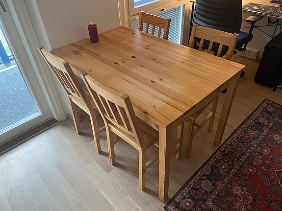 Ruokapöytä ja neljä tuolia