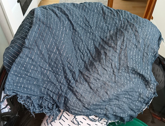 Harmaa-hopearaitainen huivi