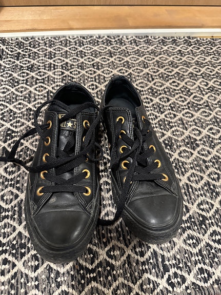 Converse mustat tennarit