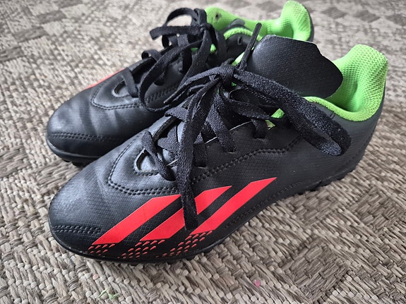 Adidas lasten jalkapallokengät, 33