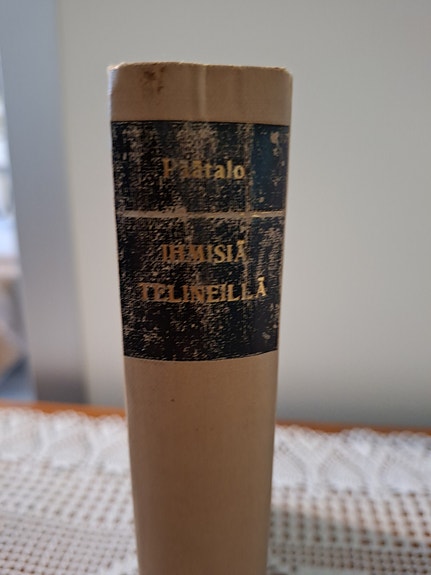 Ihmisiä telineillä -kirja