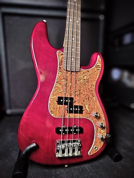 PJ-4 HTR Deluxe Series sähköbasso – Hot Rod Trans Red basso kitara