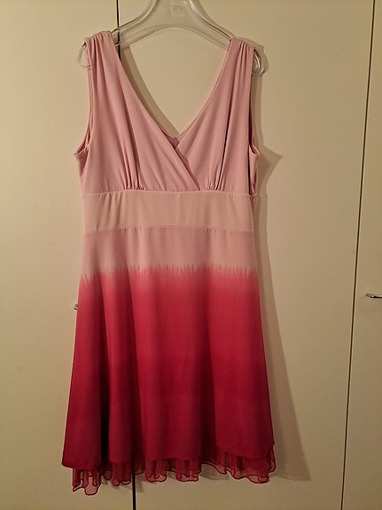 Vaaleanpunainen mekko