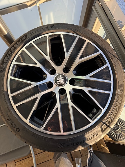 Porsche taycan OEM turbo aero vanteet 20”
