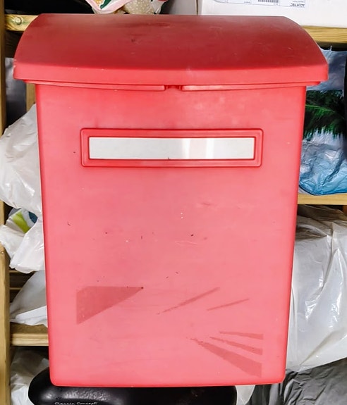 Punainen postilaatikko