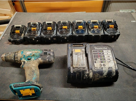 Makita DDF453 18V porakone akkuineen ja laturi