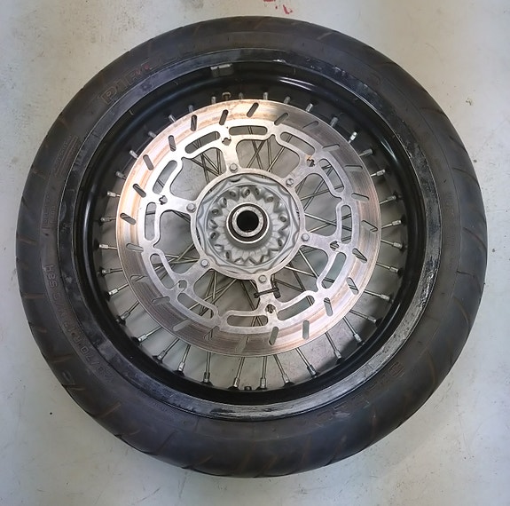 KTM Supermotoetu-ja takapyörä,  etuvanne 17x3,5" ja takavanne 17x5"