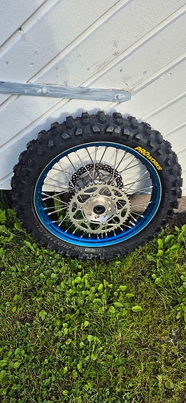 Yamaha Yz takavanne ja enduro piikkirenkaat.