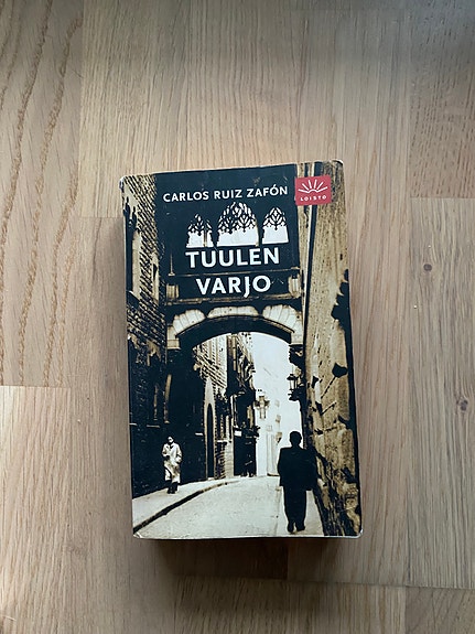 Tuulen Varjo - Pähkähullu futisjengi