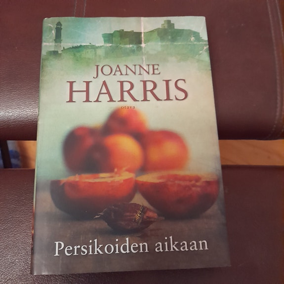 Joanne Harris Persikoiden aikaan