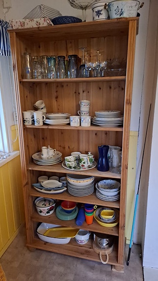 Kirjahylly / hyllykkö oikeaa puuta