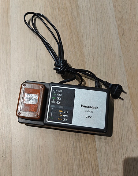 Panasonic akku ja laturi