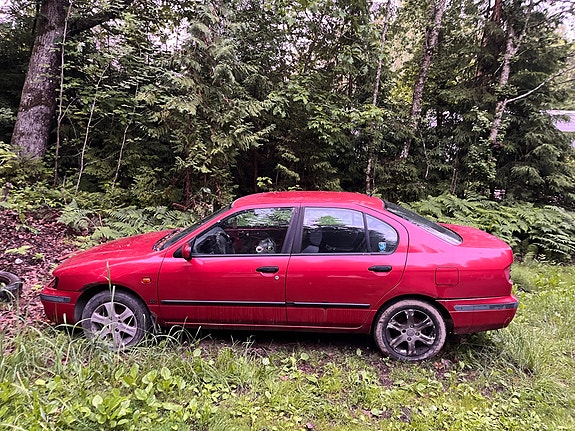 Nissan Primera punainen sedan varaosiksi