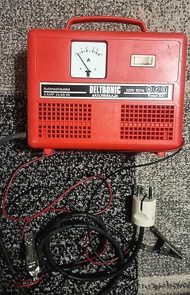 Deltronic Tyyppi 300 -akkulaturi (12V)