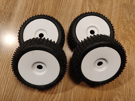 RC-auton renkaat Schumacher Mini Spike