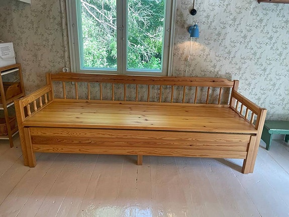 Puinen säilytyssohva / sohvasänky / sleeping couch