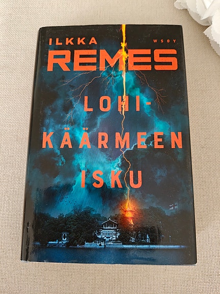 Ilkka Remes Lohi käärmeen isku kirja