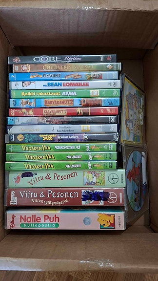 DVD-levyjä ja VHS-kasetteja