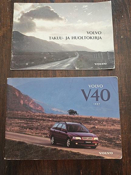 Volvo V40 käyttöohjekirja ja huoltokirja