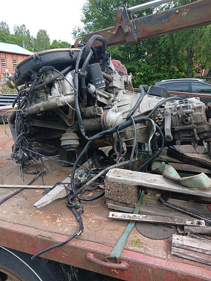 Mercedes-Benz moottori ja vaihdelaatikko johtosarjoilla