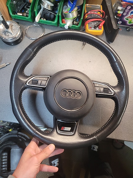 Audi A6 A7 C7 4G tai A8 D4 S-line sport ohjauspyörä F1 vaihdeläpysköillä.