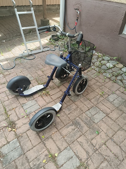Kolmipyöräinen potkulauta istuimella ja korilla