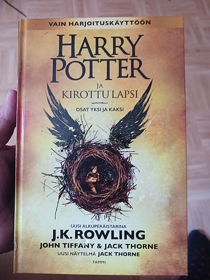 Harry Potter ja kirottu lapsi kirja suomeksi kovakantinen