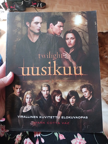 Twilight Uusikuu virallinen kuvitettu elokuvaopas kirja