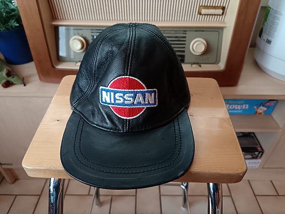 Nissan - Musta nahkainen lippalakki