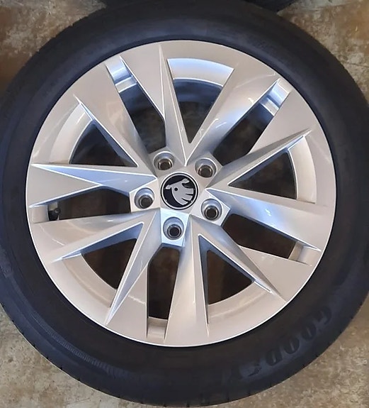Siirtoajetut Skoda Octavia alkuperäiset alumiinivanteet + 205/55R17 kesärenkaat