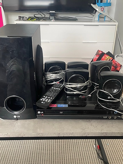 LG kotiteatterijärjestelmä kaiuttimilla ja subwooferilla