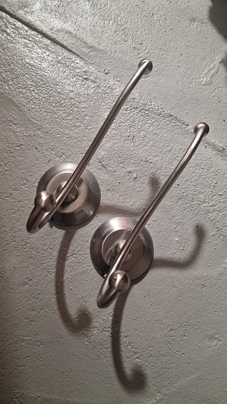 Metallinen naulakko / koukut seinään 2kpl