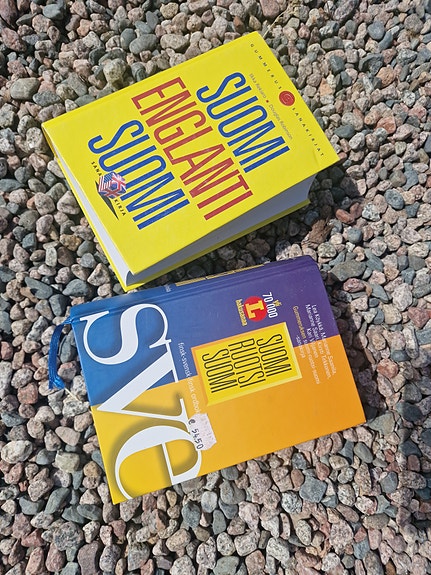 Suomi–englanti ja suomi–ruotsi sanakirjat