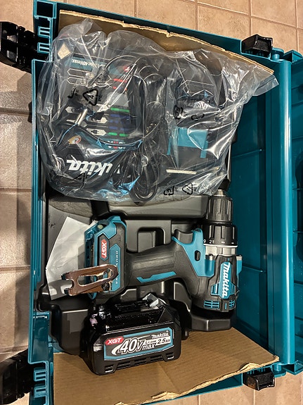 Makita DF002 XGT 40V porakone, akku ja laturi