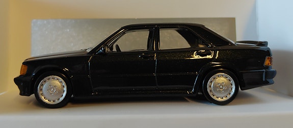 Pienoismalli Mercedes 190E 2,3 t  18 €