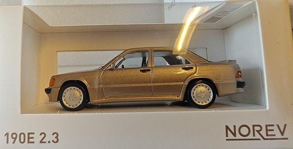Pienoismalli Mercedes 190 E 2,3 v 1/43