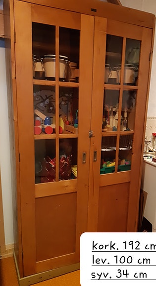 Puinen vitriinikaappi lasiovilla